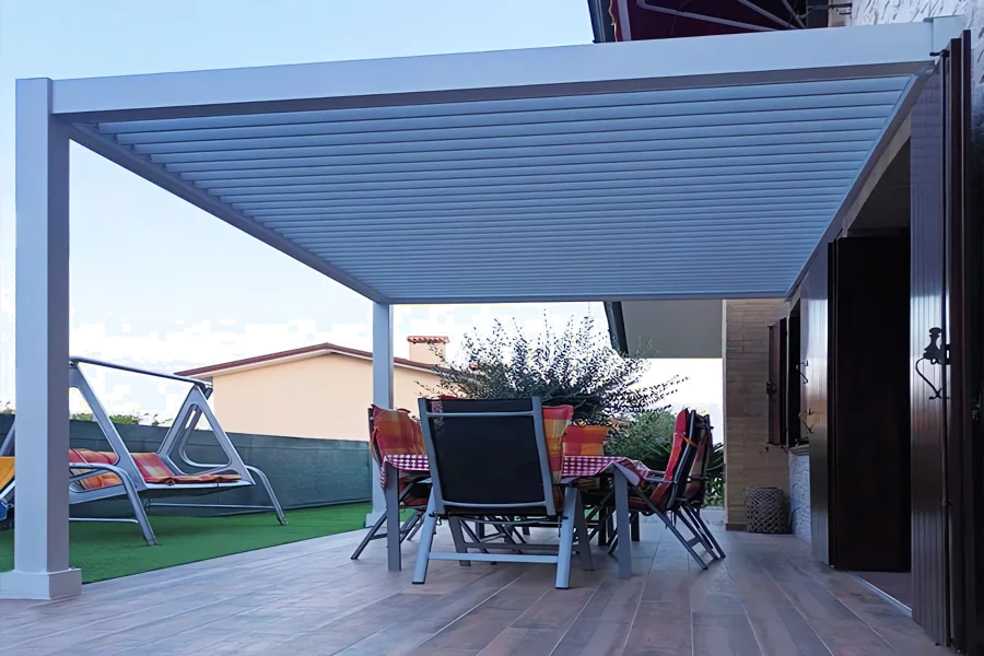 BL-909 Pergola Bioclimatica Bianca Giardino Esterno