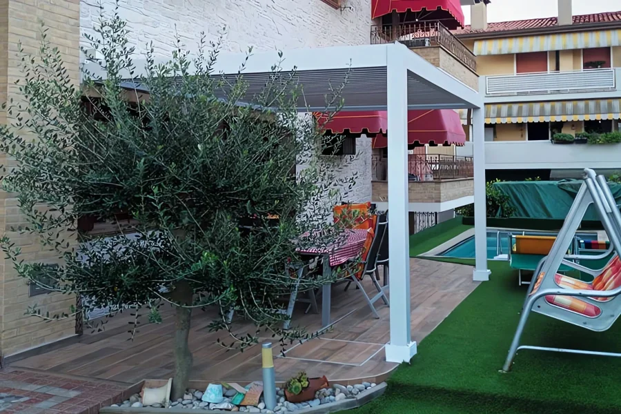 BL-909 Pergola Bioclimatica Bianca Giardino Prato
