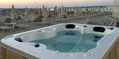 Stabilimento balneare con minipiscina idromassaggio