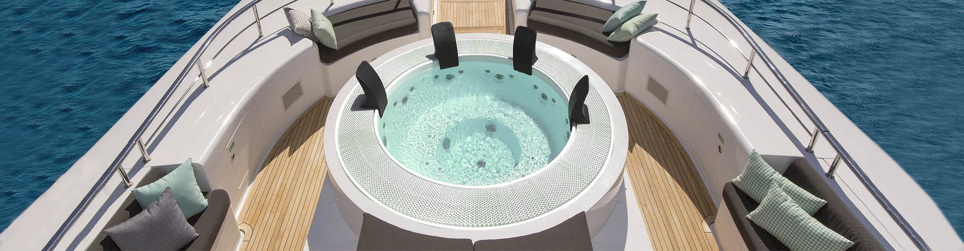Minipiscina idromassaggio Marina su yacht — vista 2